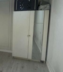 Koravat, va 2 ta oq shkaf sotiladi