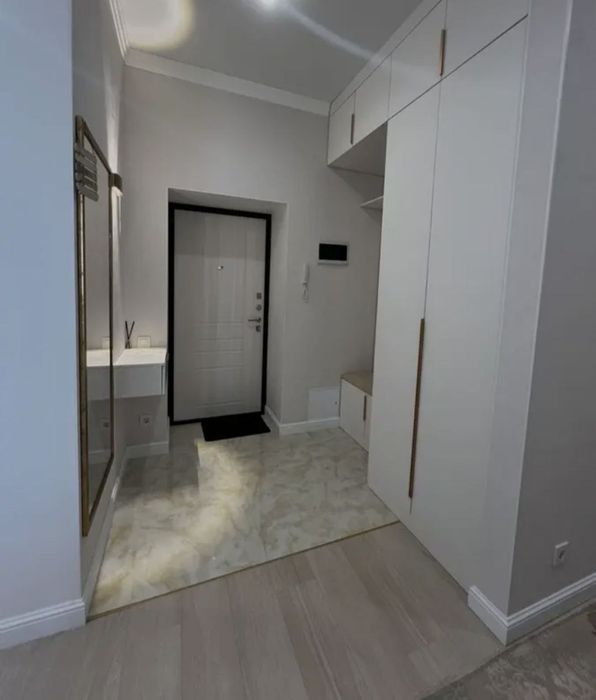 Oybek metroda 3 xonali kvartira arendaga beriladi.