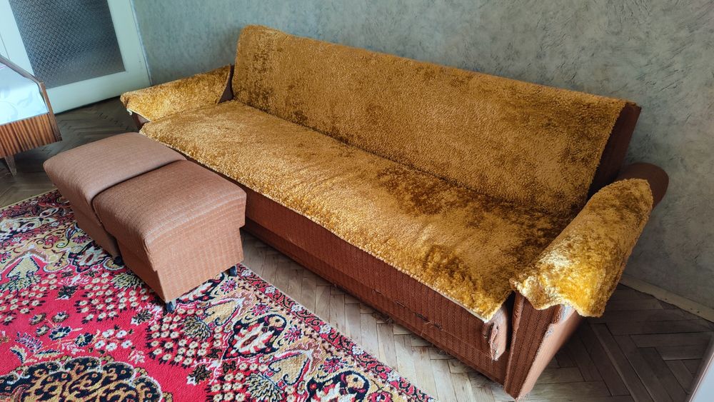 Разтегателен диван 190 см на колелца и две табуретки от 1974