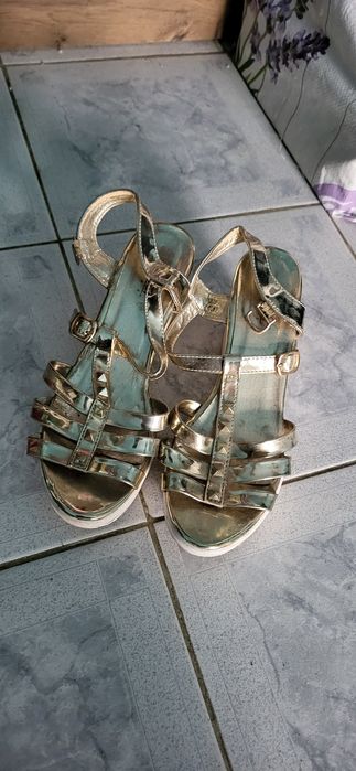 Adidasi și sandale nr. 40