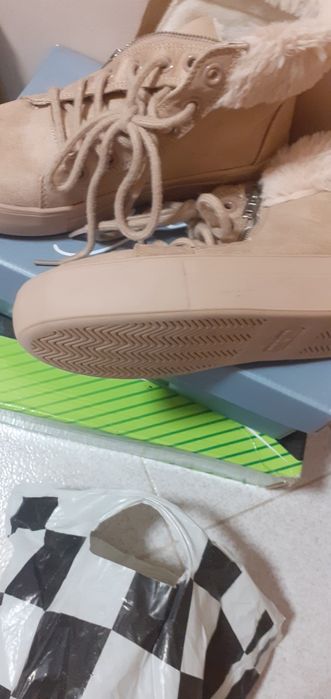 Дамски боти три вида бежеви велурени черни кожени и черни и сиви 36 но