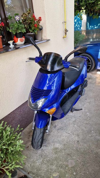 Vând scuter aprilia leonardo
