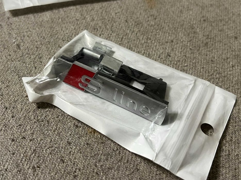 Set 3 embleme originale S line Audi pentru grila aripi si interior