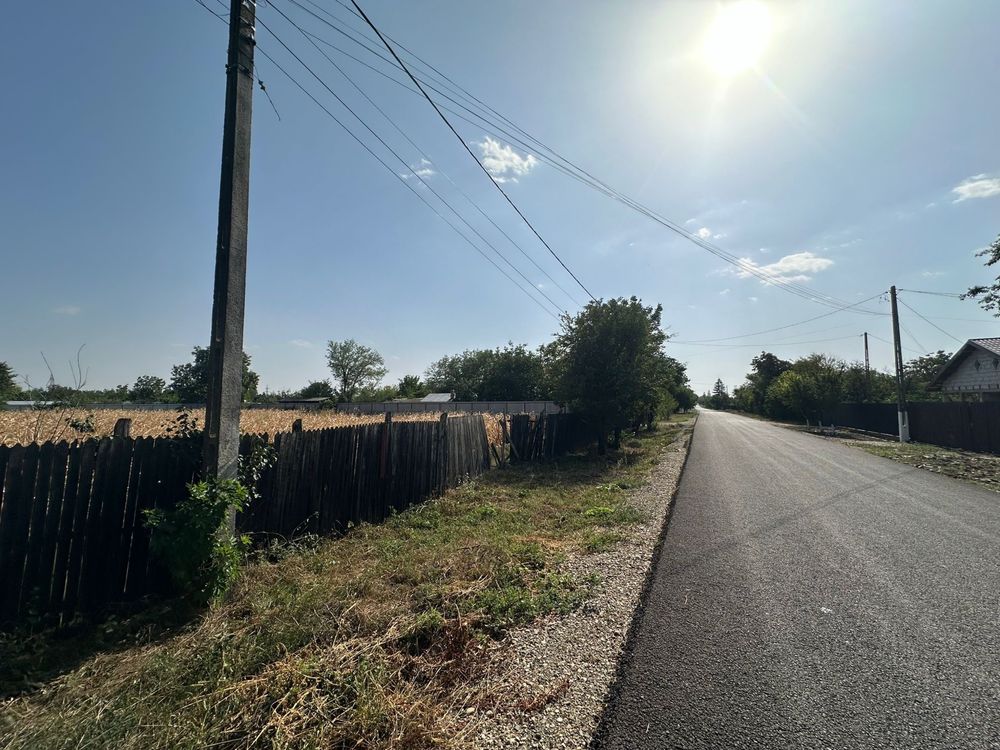 Loc de casa, teren intravilan com. Movilita