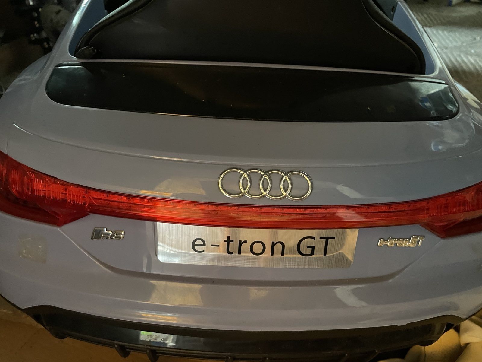 Продавам акумулаторна кола Audi