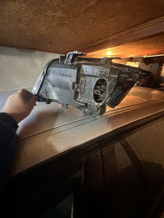 Продавам десен фар бмв е91/90 преди фейса