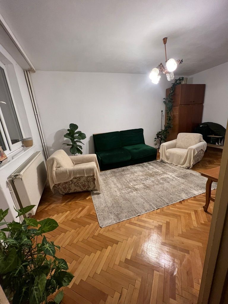 Închiriez apartament cu 2 camere