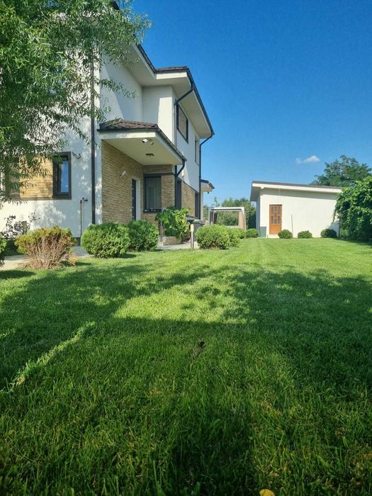 Vila P+1E spatioasa - str Teiului, oras Titu,Dambovita