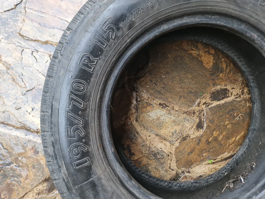 Vând 2 anvelope 195/65R 15 și 195/70 R 15 -150 lei ambele.