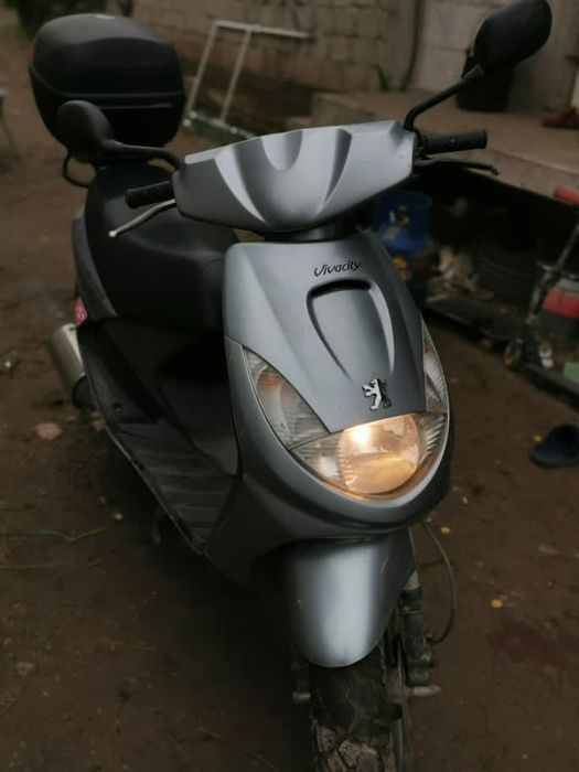 Vând scuter Peugeot