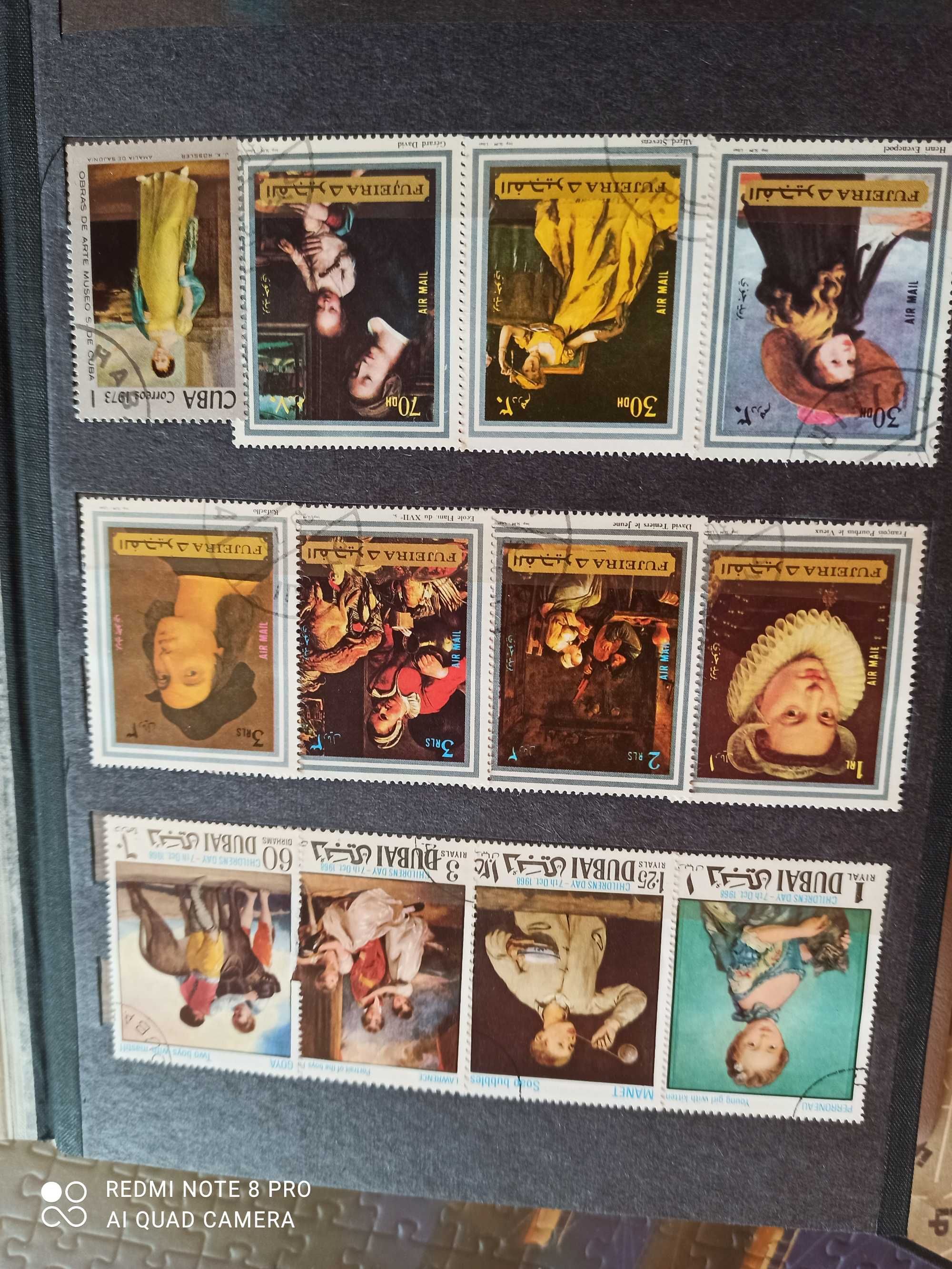 Класьори с марки от различни страни на света.