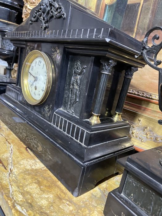 Ceas mecanic de semineu din marmura cu doua sfeșnice