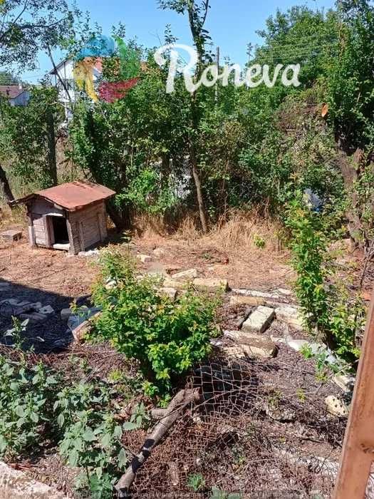 Двуетажна къща в самостоятелен двор