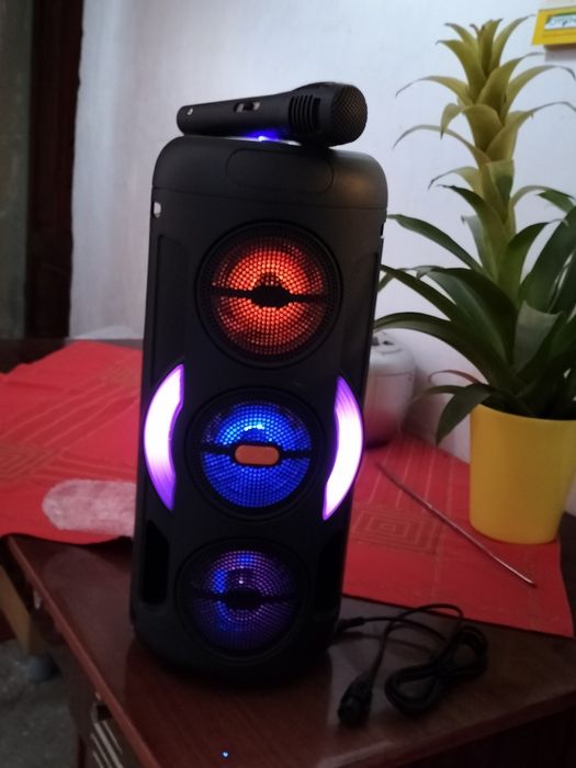 Boxa karaoke noua cu radio, usb, card sid, si mikrofon.