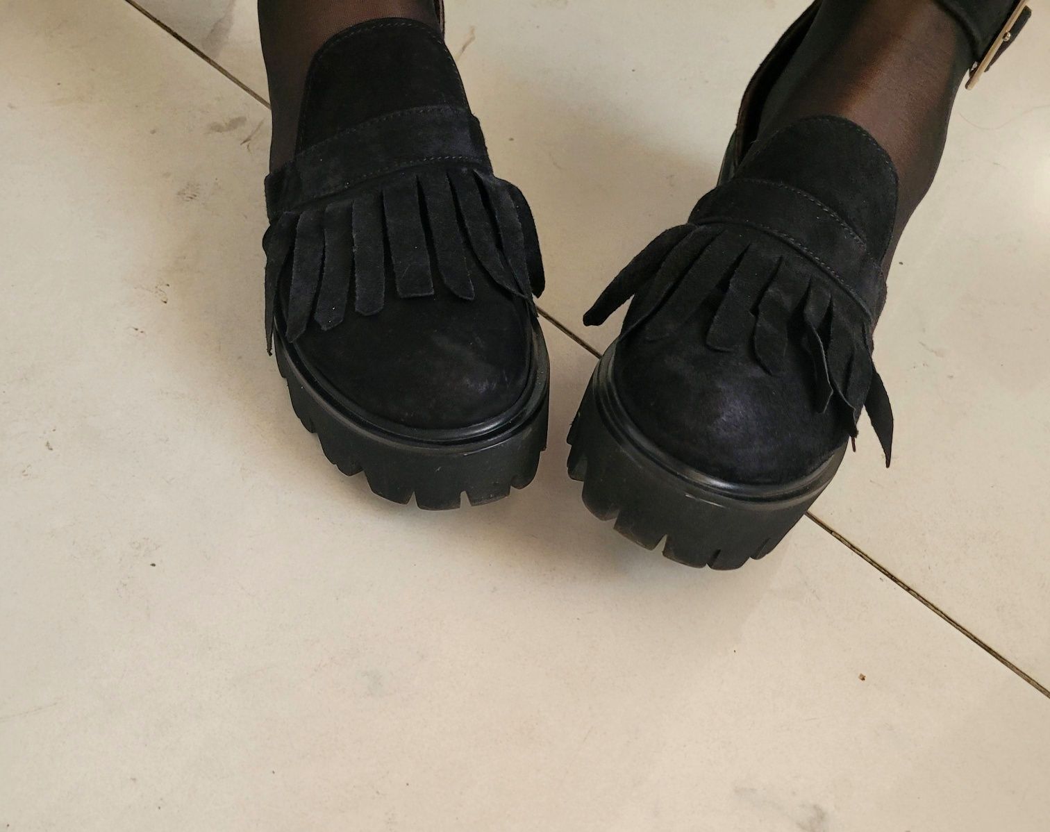 Pantofi negri din piele intoarsa