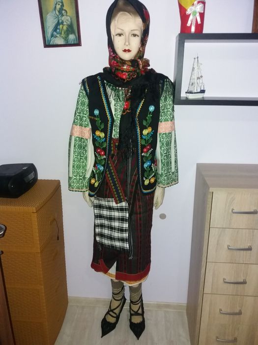 Costum popular( ie veche de 80 ani)