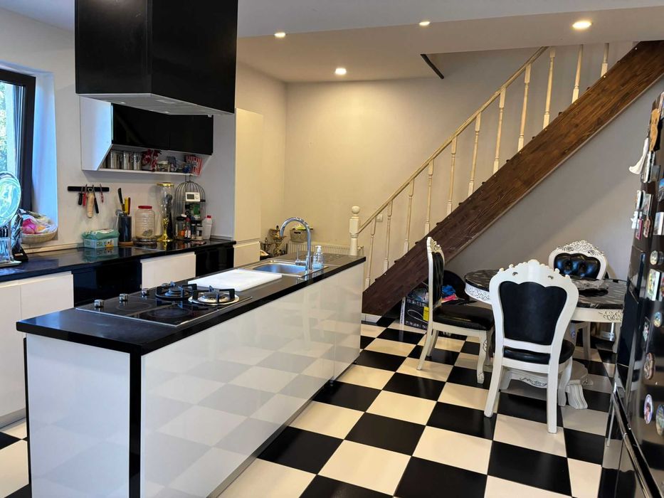 Proprietar-vilă foarte spațioasă   mobilată și utilată  7 dormitoare.