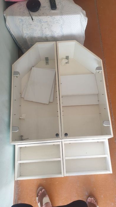 Шкаф сотилади. (Германияники)