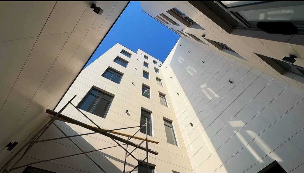 Продаётся Здание 2450м2 + терраса 450м2 в центре города Дархан  (N102)