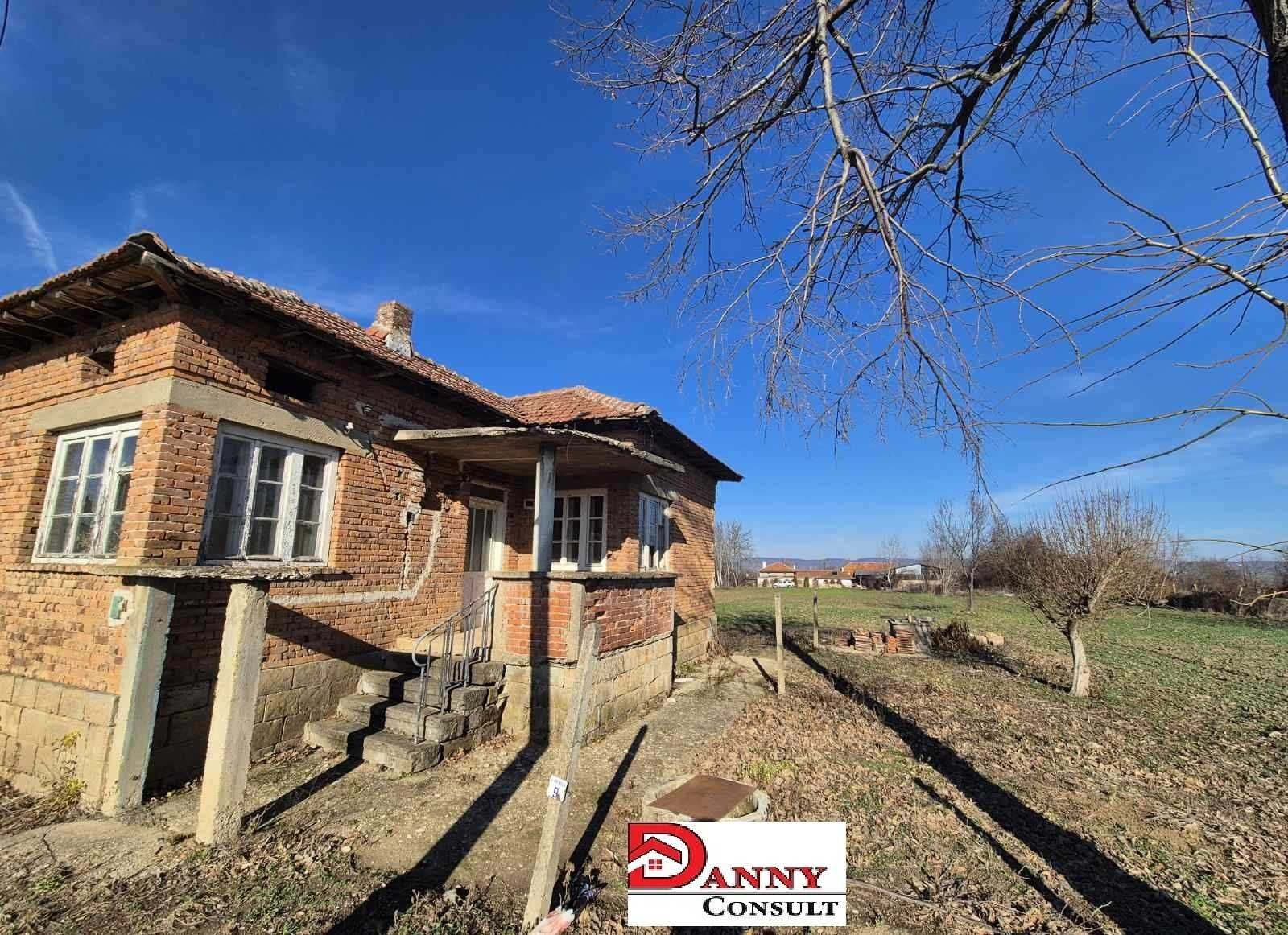 Едноетажна къща с 4290 кв.м. двор в с. Козаревец