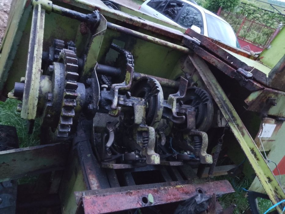 Vând 2 balotiere HEESTON / CLAAS.