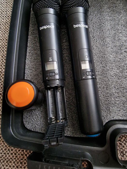 2 microfoane wireless Bespeco