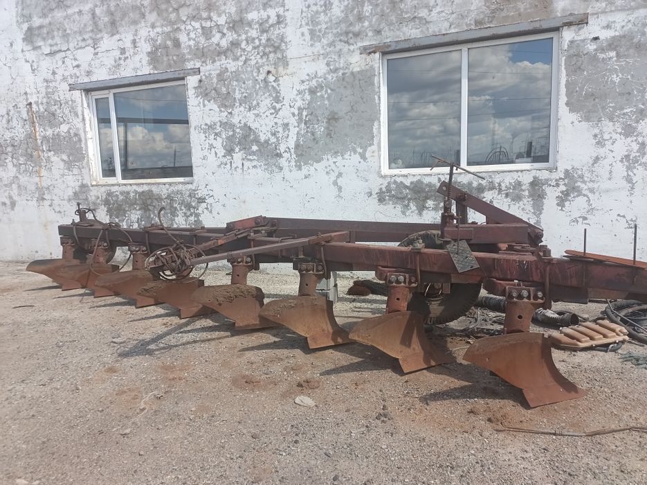 Трактор к 701 с плугом