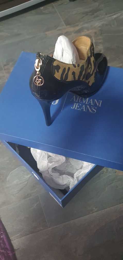 Pantofi de dama eleganți cu toc subțire Giorgio Armani Jeans