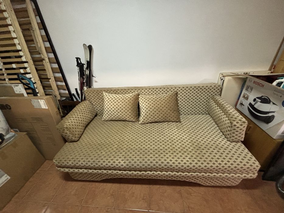 Donez o canapea 2 corpuri se mobilier si cateva covoare