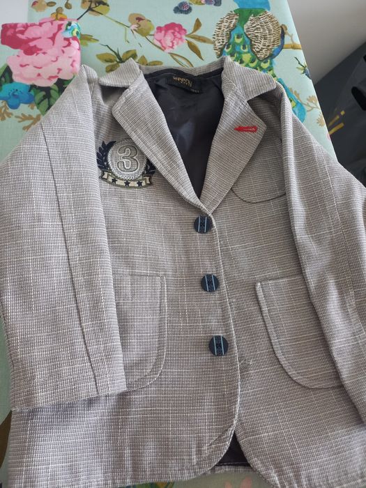 Продам костюм с брюками на 3 или 4 и 5  годика