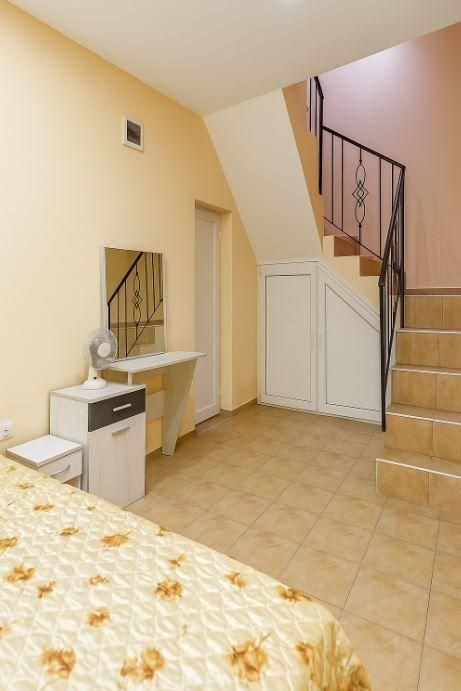 Дава се под наем Едностаен апартамент в Варна, ЖП Гара - 60 кв.м за 300 € - Снимка #1