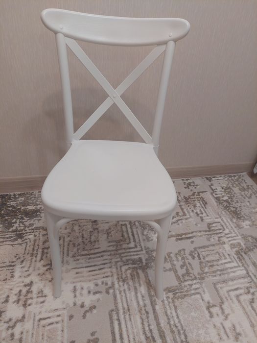 Стулья белые пластиковые 4 шт