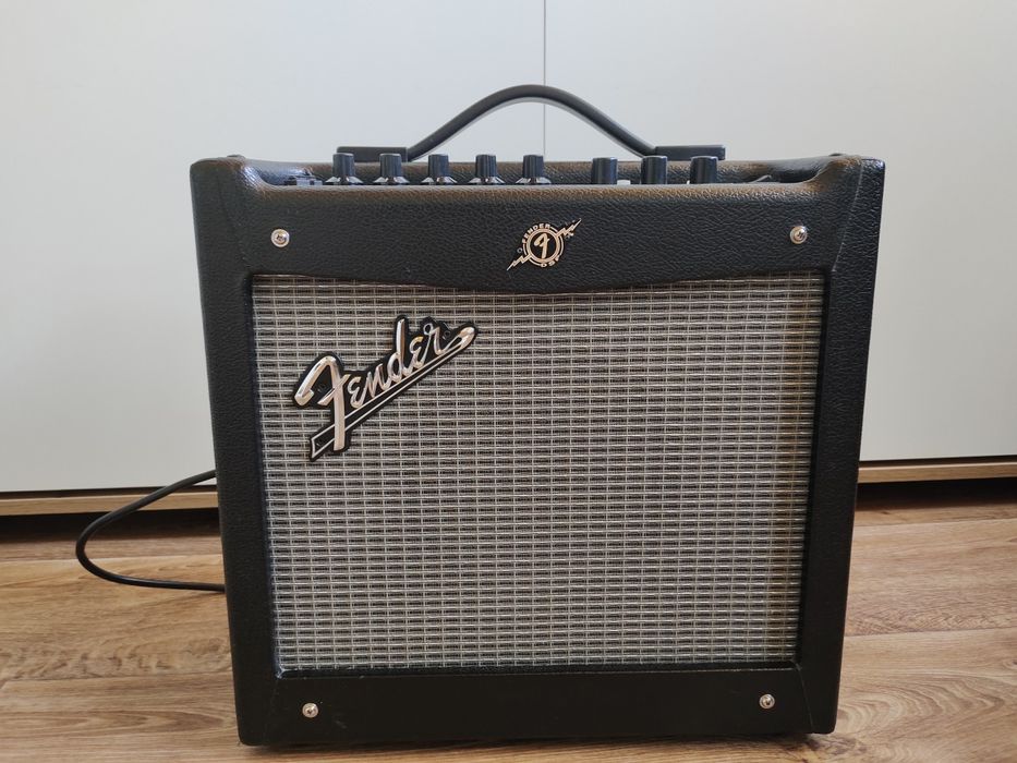 !!!СРОЧНО!!! Продам комбоусилитель Fender Mustang 1 v2