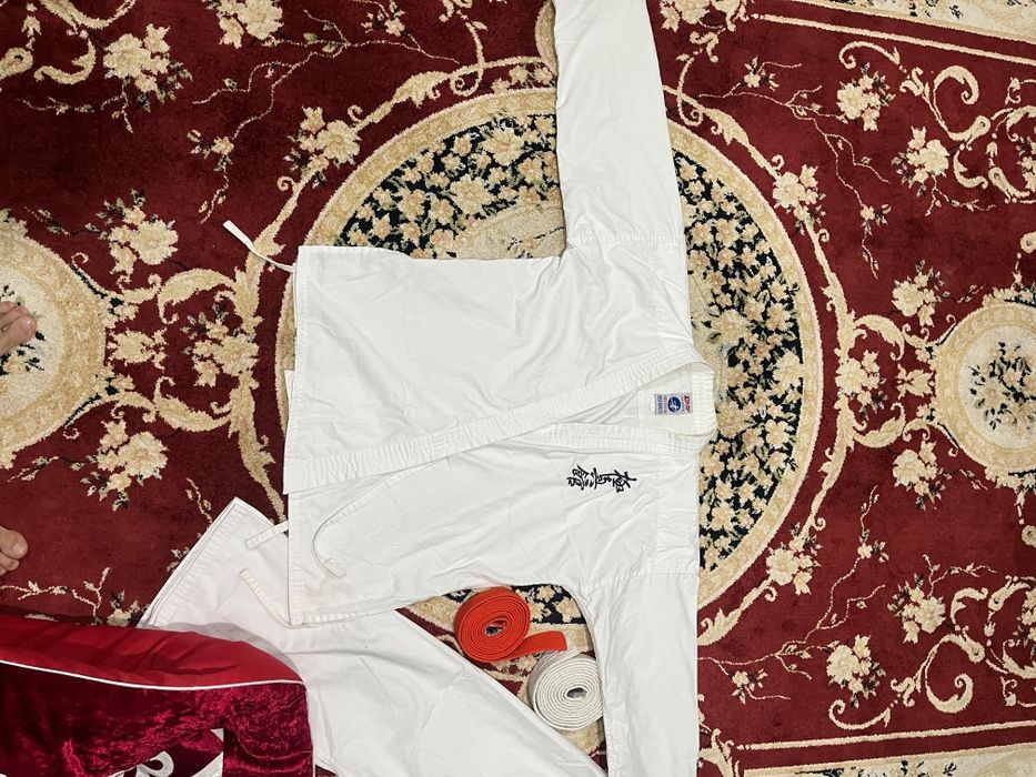 На продаже кимоно для каратэ