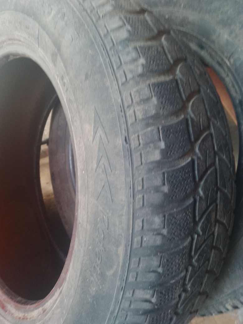 Зимни гуми ...във много добро състояние 195Х65Х15цола