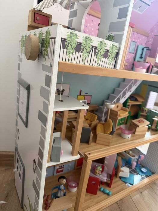 Дървена къща за кукли с много мебели и семейство
