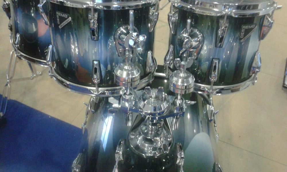 Продавам комплект барабани Remo Master Edge USA drum