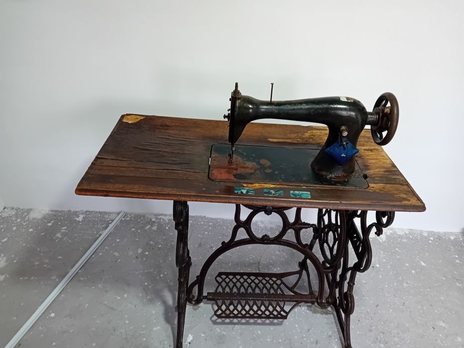 Vând mașină de cusut veche