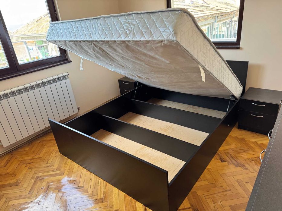 Спалня с матрак 160/200 с повдигащ механизъм и две нощни шкафчета