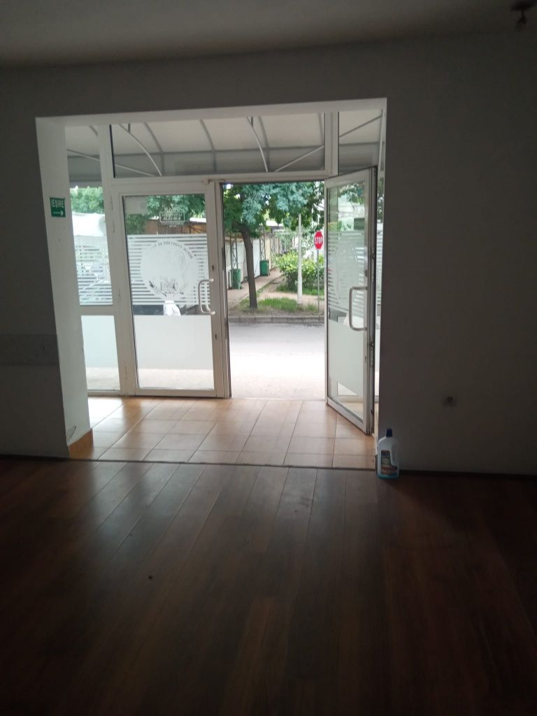 Închiriez spațiu comercial