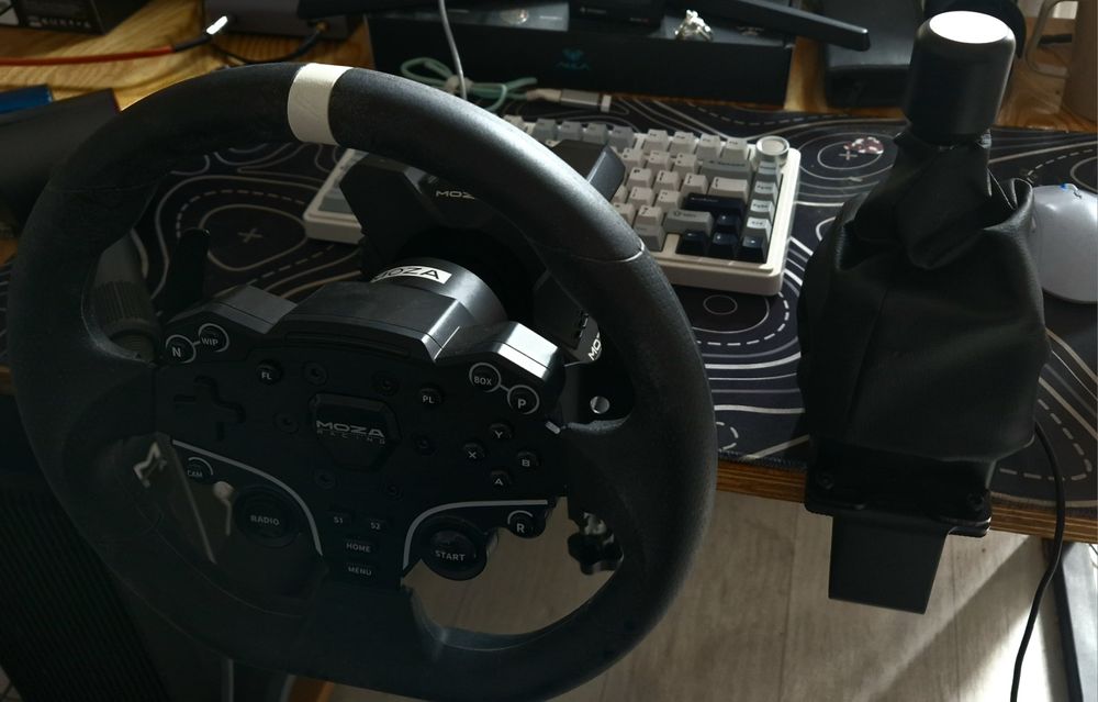 Руль с базой MOZA R3, три педали, ручка кпп SIMAKER
