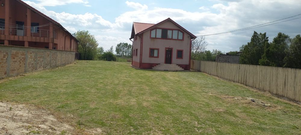 Casă de vânzare ..