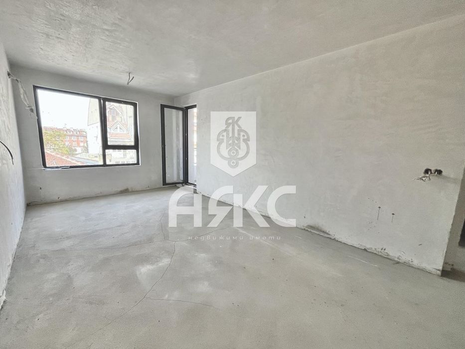 Тристаен апартамент в Центъра