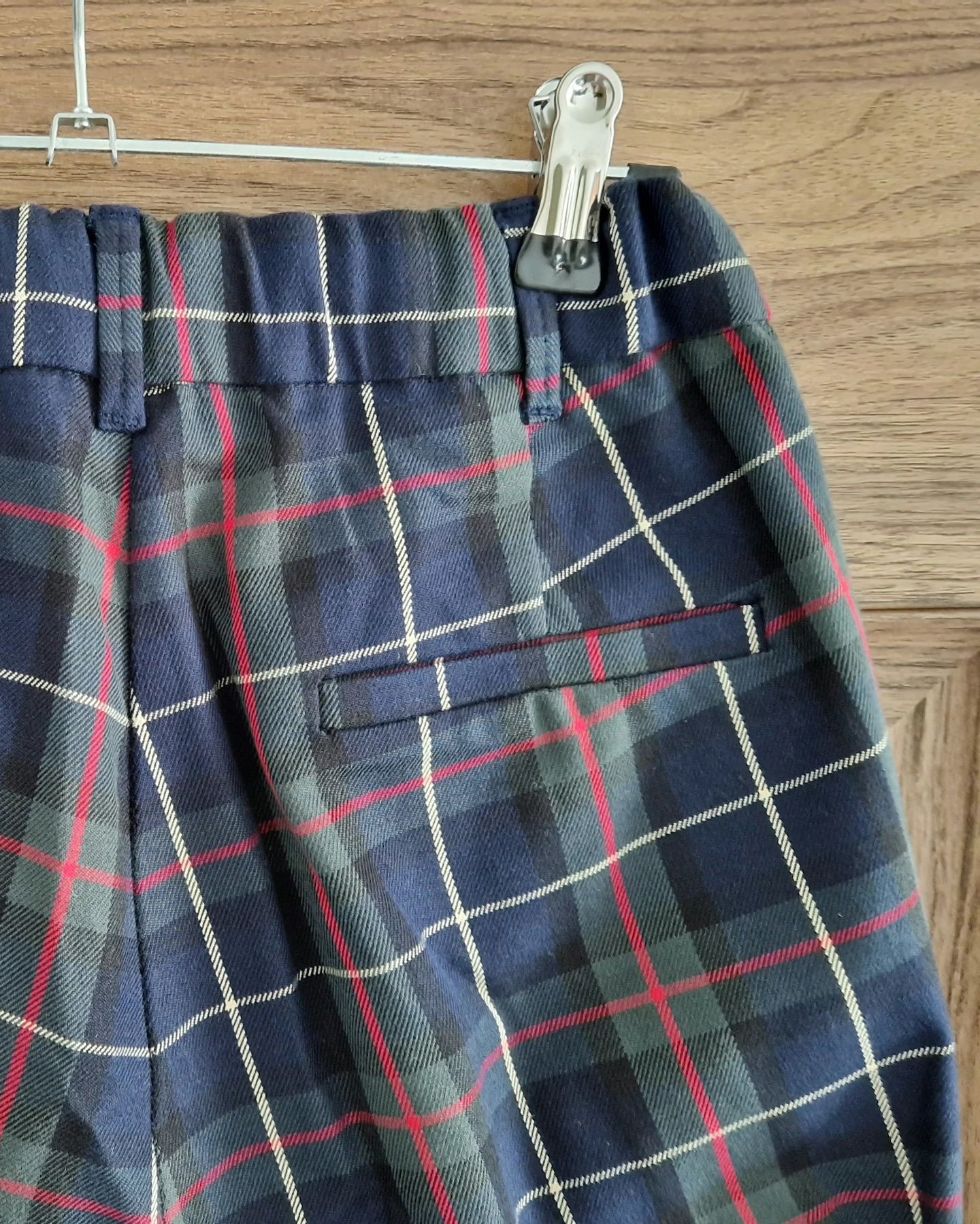 Pantaloni în carouri Zara