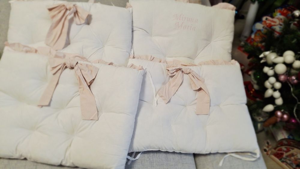 Vând set de pernuțe pentru patut de fetiță, în stare foarte bună.