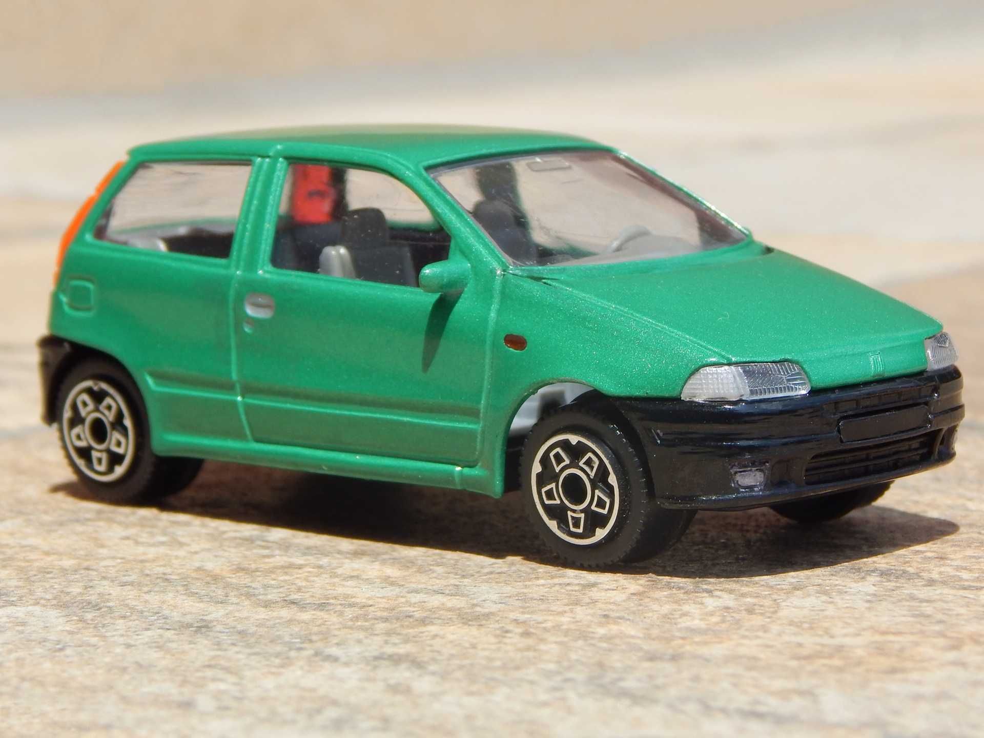 Macheta FIAT Punto I (1993–1999) Bburago fabricat Italia sc 1:43 uzat