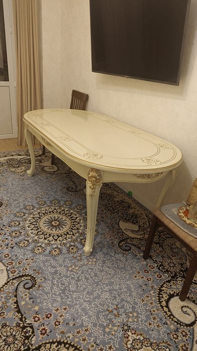 Продаем стол гостиный