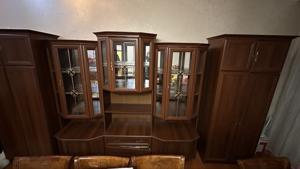 Продам срочно  стенку сервант