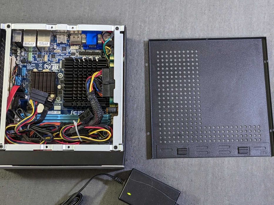 Mini PC ATX компютър GA-C1037UN-EU без памет за части