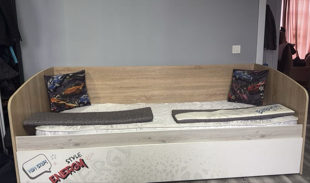 Детская мебель б/у , кровать и компьютерный стол, и люстра